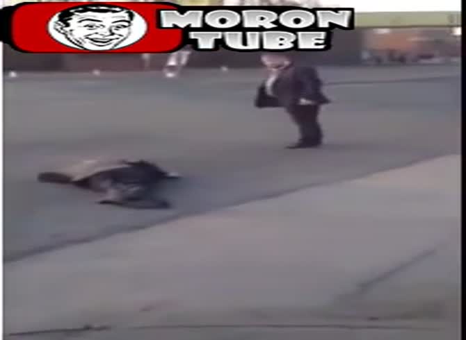 Video :He knocks out an old man because he is too inebriated
